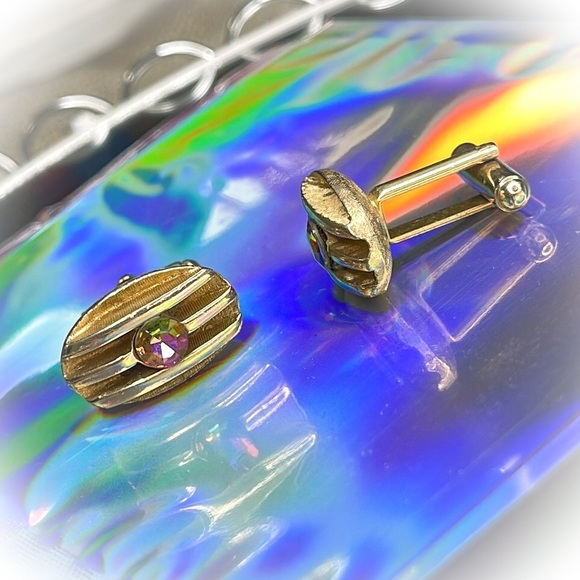 💕Vintage Gold Tone Cufflinks Beautiful Aurora Borealis Rhinestone in center💕 - Picture 5 of 6